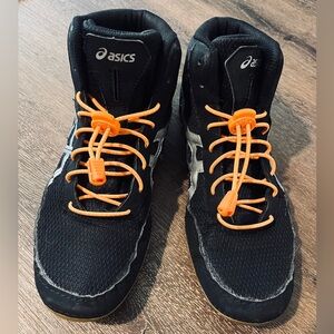 ASICS matflex wrestling shoe w/orange bungee laces